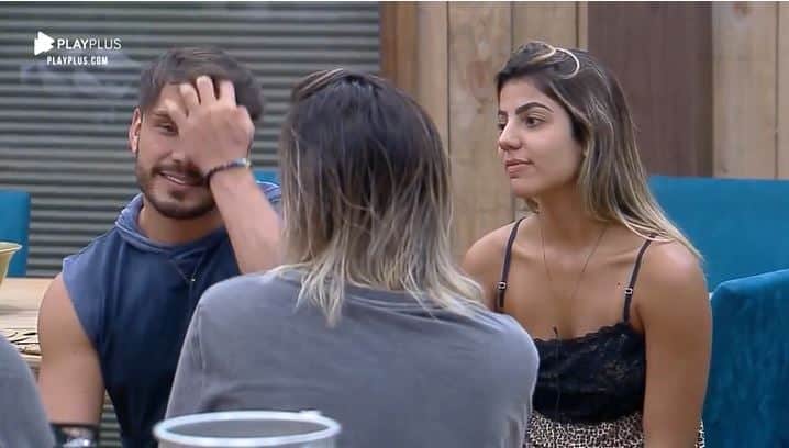 Hariany Almeida e Lucas Viana estão juntos em A Fazenda 11 (Reprodução: PlayPlus) Hariany Almeida e Lucas Viana estão juntos em A Fazenda 11 (Reprodução: PlayPlus)