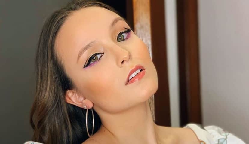 A cantora e atriz do SBT Larissa Manoela atualmente no ar na novela escrita por Íris Abravanel As Aventuras de Poliana (Foto: Reprodução/Instagram) A cantora e atriz do SBT Larissa Manoela atualmente no ar na novela escrita por Íris Abravanel As Aventuras de Poliana (Foto: Reprodução/Instagram)