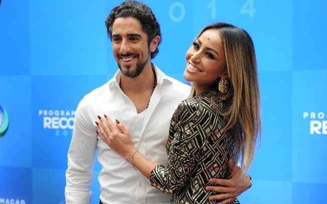 Marcos Mion e Sabrina Sato em evento corporativo da emissora. Da dupla somente Sabrina participará do Teleton 2019 no SBT (Reprodução: Record TV) Marcos Mion e Sabrina Sato em evento corporativo da emissora. Da dupla somente Sabrina participará do Teleton 2019 no SBT (Reprodução: Record TV)