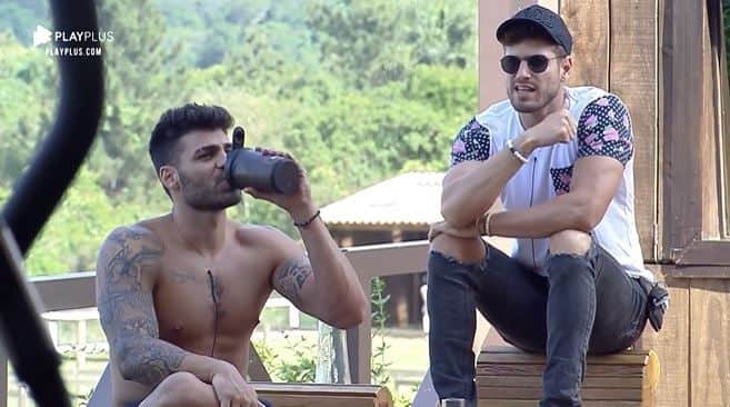 Netto e Guilherme Leão palpitam sobre o relacionamento de Lucas Viana e Hariany em A Fazenda 11 da Record TV (Reprodução: PlayPlus) Netto e Guilherme Leão palpitam sobre o relacionamento de Lucas Viana e Hariany em A Fazenda 11 da Record TV (Reprodução: PlayPlus)