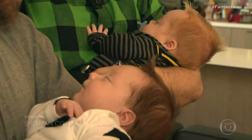Paulo Gustavo e Thales Bretas apresentam os filhos: Romeu e Gael no Fantástico. (Imagem: Reprodução) Paulo Gustavo e Thales Bretas apresentam os filhos: Romeu e Gael no Fantástico. (Imagem: Reprodução)