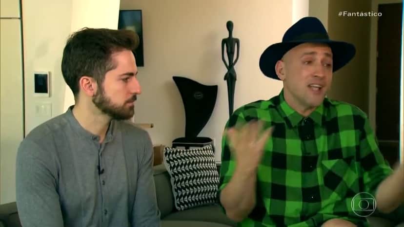 Paulo Gustavo e Thales Bretas apresentam os filhos: Romeu e Gael no Fantástico. (Imagem: Reprodução) Paulo Gustavo e Thales Bretas apresentam os filhos: Romeu e Gael no Fantástico. (Imagem: Reprodução)