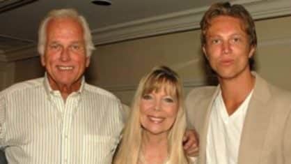 O ator, Ron Ely com a esposa e o filho Cameron (Imagem: Facebook) O ator, Ron Ely com a esposa e o filho Cameron (Imagem: Facebook)