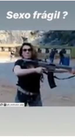 Simony com arma na mão (Foto: Reprodução) Simony com arma na mão (Foto: Reprodução)