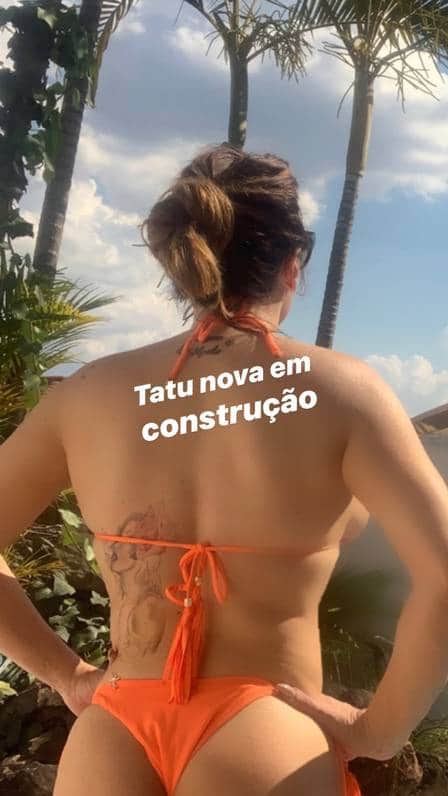 Simony exibindo nova tatuagem em construção Simony exibindo nova tatuagem em construção