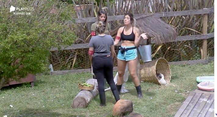 Tati se estranha com Thayse Teixeira em A Fazenda 11 (Reprodução: PlayPlus) Tati se estranha com Thayse Teixeira em A Fazenda 11 (Reprodução: PlayPlus)