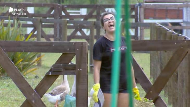Thaise tem ataque de histeria ao não identificar o erro em tarefa em A Fazenda (imagem: Reprodução) Thaise tem ataque de histeria ao não identificar o erro em tarefa em A Fazenda (imagem: Reprodução)