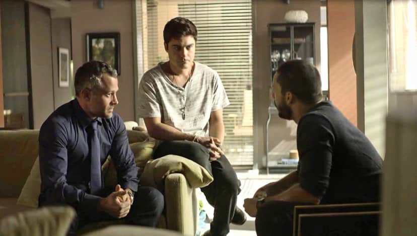 Téo pede conselho em cena da novela das 21h, A Dona do Pedaço (Foto: Reprodução) Téo pede conselho em cena da novela das 21h, A Dona do Pedaço (Foto: Reprodução)