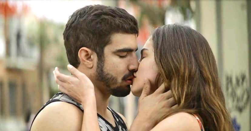 Rock dá beijão em Joana na novela A Dona do Pedaço (Foto: Reprodução) Rock dá beijão em Joana na novela A Dona do Pedaço (Foto: Reprodução)