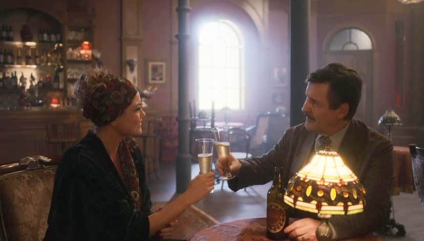 Marion e Júlio comemoram juntos em cena de Éramos Seis Marion e Júlio comemoram juntos em cena de Éramos Seis