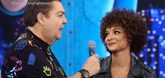 A bailarina Francielle Pimenta explicando a ausência de Luís Lobianco para Faustão. Foto: Reprodução A bailarina Francielle Pimenta explicando a ausência de Luís Lobianco para Faustão. Foto: Reprodução