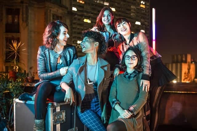 Lica (Manoela Aliperti), Ellen (Heslaine Vieira), Keyla (Gabriela Medvedovski), Tina (Ana Hikari) e Benê (Daphne Bozaski) na série As Five (Foto: Globo/Fábio Rocha) Lica (Manoela Aliperti), Ellen (Heslaine Vieira), Keyla (Gabriela Medvedovski), Tina (Ana Hikari) e Benê (Daphne Bozaski) na série As Five (Foto: Globo/Fábio Rocha)