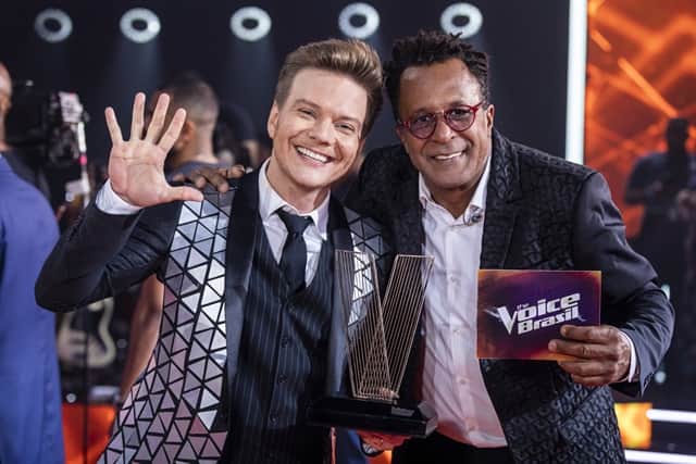 Michel Teló e Tony Gordon, vencedor da 8ª temporada do The Voice Brasil (Foto: Globo/Paulo Belote) Michel Teló e Tony Gordon, vencedor da 8ª temporada do The Voice Brasil (Foto: Globo/Paulo Belote)