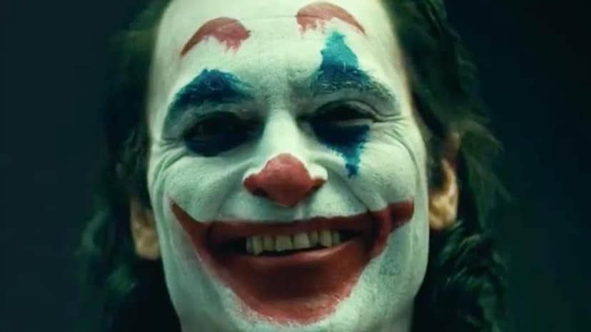 Joaquin Phoenix, o Coringa, vai ao cinema e dá uma risada igual seu personagem durante a sessão (Foto: Reprodução) Joaquin Phoenix, o Coringa, vai ao cinema e dá uma risada igual seu personagem durante a sessão (Foto: Reprodução)