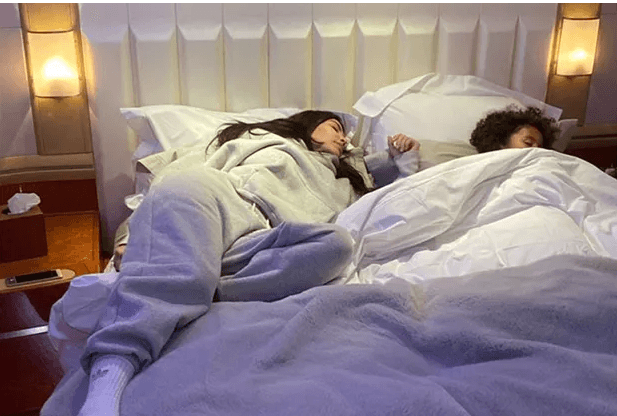 Kim Kardashian e seu filho Saint deitados na cama do jatinho (Foto: Reprodução) Kim Kardashian e seu filho Saint deitados na cama do jatinho (Foto: Reprodução)