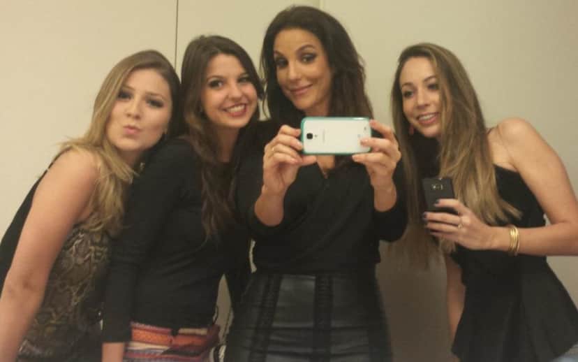 Marina Ozorio (de cabelo preto) estava com as amigas no banheiro da casa de Luciano Huck quando encontraram com Ivete — Foto: Marina Ozorio/Arquivo Pessoal Marina Ozorio (de cabelo preto) estava com as amigas no banheiro da casa de Luciano Huck quando encontraram com Ivete — Foto: Marina Ozorio/Arquivo Pessoal