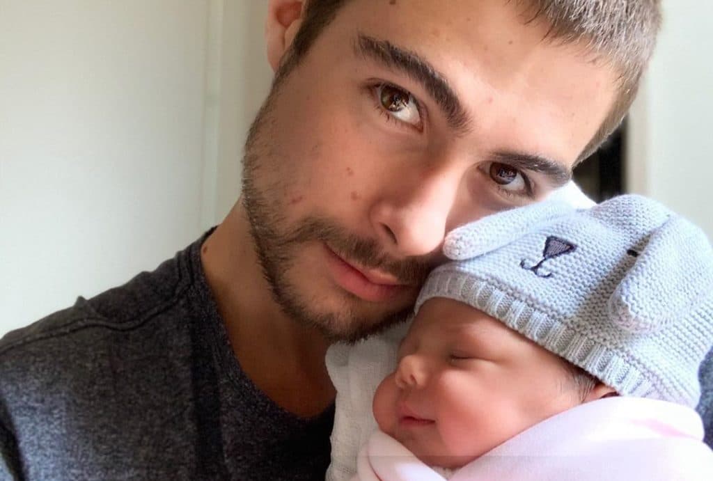 Rafael Vitti faz tatuagem em homenagem à filha