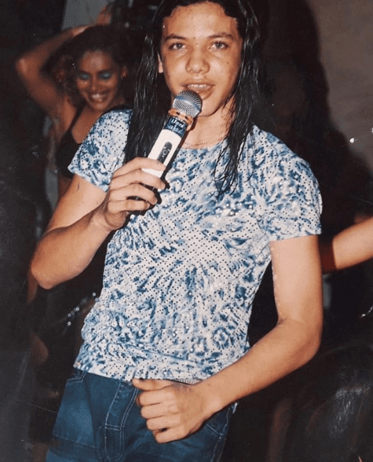 O cantor Wesley Safadão mostrou uma foto do fundo do baú em que aparece cantando na adolescência (Foto: Reprodução/ Instagram) O cantor Wesley Safadão mostrou uma foto do fundo do baú em que aparece cantando na adolescência (Foto: Reprodução/ Instagram)