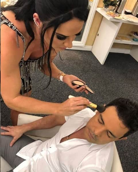 Zezé Di Camargo e Graciele Protagonizaram uma cena super fofa em que a moça passava maquiagem no sertanejo - (Foto: reprodução Instagram) Zezé Di Camargo e Graciele Protagonizaram uma cena super fofa em que a moça passava maquiagem no sertanejo - (Foto: reprodução Instagram)