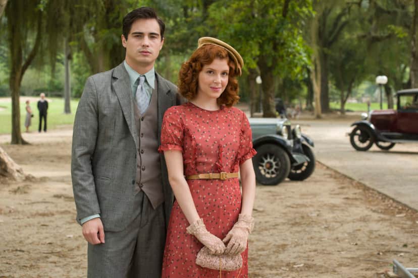 Carlos ( Danilo Mesquita ) e Mabel ( Carla Nunes ) *** Local Caption *** Éramos Seis – Item 1 – capítulo 40 – Cena 8 – Carlos ( Danilo Mesquita ) e Marcelo ( Guilherme Ferraz ) esbaforidos do lado de fora. Mas só a tempo de ver Mabel ( Carla Nunes ) embarcando num carro chique em éramos seis Carlos ( Danilo Mesquita ) e Mabel ( Carla Nunes ) *** Local Caption *** Éramos Seis – Item 1 – capítulo 40 – Cena 8 – Carlos ( Danilo Mesquita ) e Marcelo ( Guilherme Ferraz ) esbaforidos do lado de fora. Mas só a tempo de ver Mabel ( Carla Nunes ) embarcando num carro chique em éramos seis