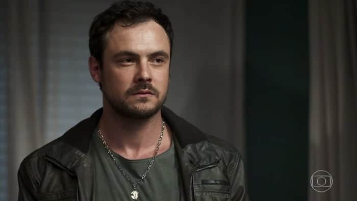 Chiclete (Sergio Guizé) vai matar rival no final de A Dona do Pedaço (Foto: Reprodução/Globo) Chiclete (Sergio Guizé) vai matar rival no final de A Dona do Pedaço (Foto: Reprodução/Globo)