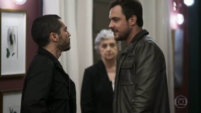 Camilo (Lee Taylor) e Chiclete (Sergio Guizé) em cena da novela A Dona do Pedaço (Foto: Reprodução/Globo) Camilo (Lee Taylor) e Chiclete (Sergio Guizé) em cena da novela A Dona do Pedaço (Foto: Reprodução/Globo)