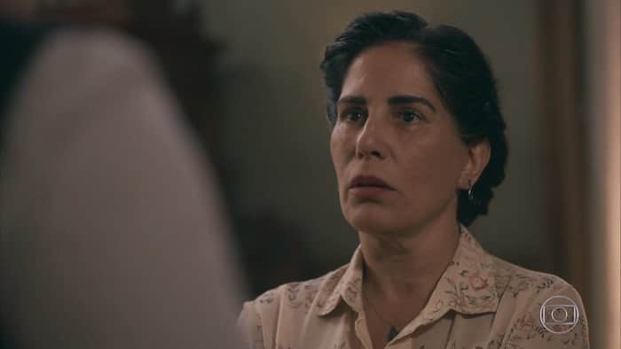 Lola (Gloria Pires) em cena de Éramos Seis; protagonista se complica após morte de Júlio (Antonio Calloni) (Foto: Reprodução/Globo) Lola (Gloria Pires) em cena de Éramos Seis; protagonista se complica após morte de Júlio (Antonio Calloni) (Foto: Reprodução/Globo)