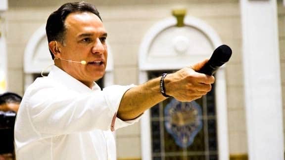 Bispo Rogério Formigoni se envolveu com mulher casada e causou a maior polêmica, sendo expulso da Igreja Universal e da Record TV (Foto: Reprodução) Bispo Rogério Formigoni se envolveu com mulher casada e causou a maior polêmica, sendo expulso da Igreja Universal e da Record TV (Foto: Reprodução)