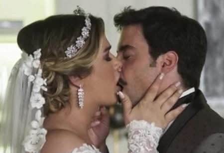Britney e Abel de A Dona do Pedaço, interpretados por Glamour Garcia e Pedro Carvalho Imagem Reprodução Britney e Abel de A Dona do Pedaço, interpretados por Glamour Garcia e Pedro Carvalho Imagem Reprodução