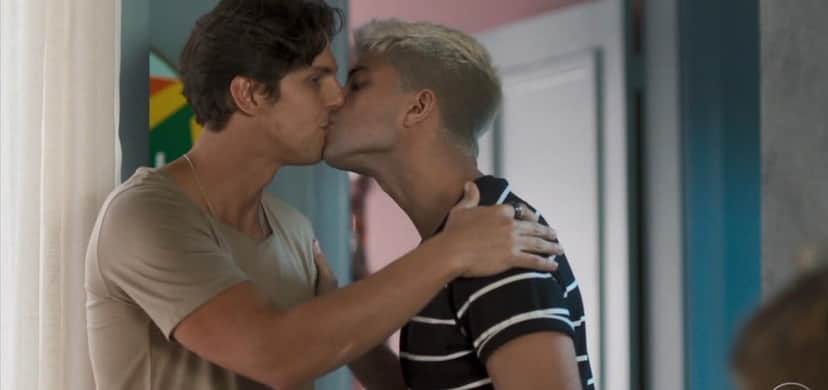 Pablo e Willian durante beijo gay na novela Bom Sucesso (Foto: Reprodução) Pablo e Willian durante beijo gay na novela Bom Sucesso (Foto: Reprodução)