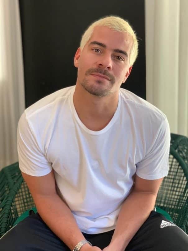 Thiago Martins é Ryan, filho de Lurdes interpretada por Regina Casé em Amor de Mãe da Globo (Reprodução: Instagram) Thiago Martins é Ryan, filho de Lurdes interpretada por Regina Casé em Amor de Mãe da Globo (Reprodução: Instagram)
