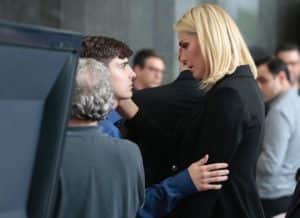 Ana Hickmann conforta João Augusto, filho de Gugu durante o velório do apresentador. Ana Hickmann conforta João Augusto, filho de Gugu durante o velório do apresentador.