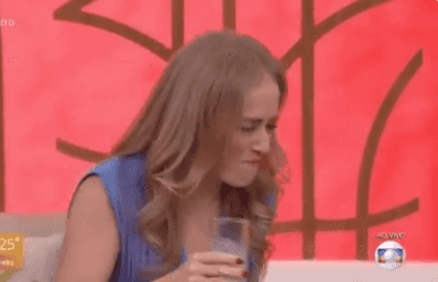 Angélica cuspiu limonada ao vivo no Encontro (Foto: Reprodução) Angélica cuspiu limonada ao vivo no Encontro (Foto: Reprodução)