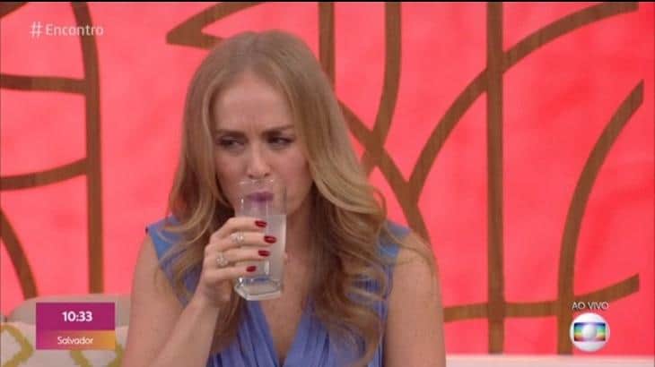 Angélica faz careta e cospe suco com sal no Encontro com Fátima na Globo (Imagem: Reprodução) Angélica faz careta e cospe suco com sal no Encontro com Fátima na Globo (Imagem: Reprodução)