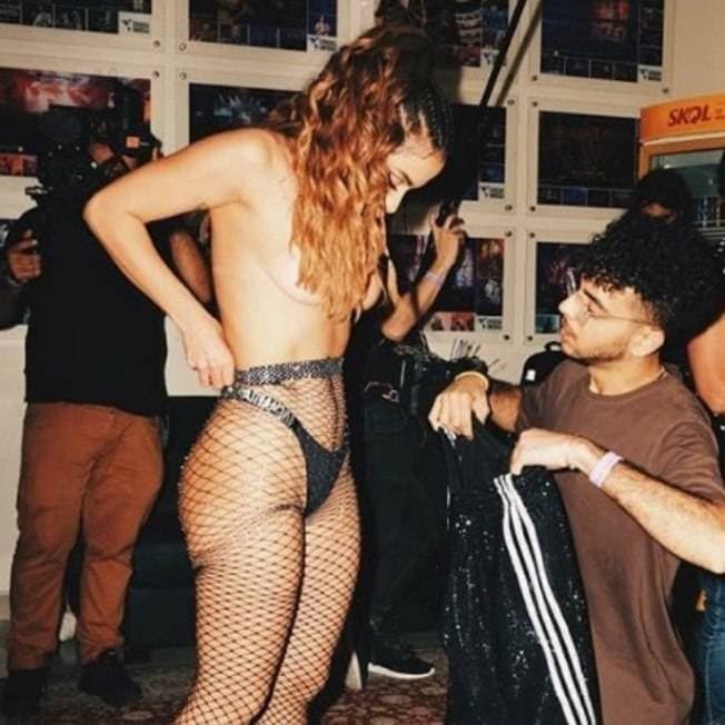 Só de calcinha! Anitta ousou e quase deixa tudo à mostra (Foto: Reprodução) Só de calcinha! Anitta ousou e quase deixa tudo à mostra (Foto: Reprodução)