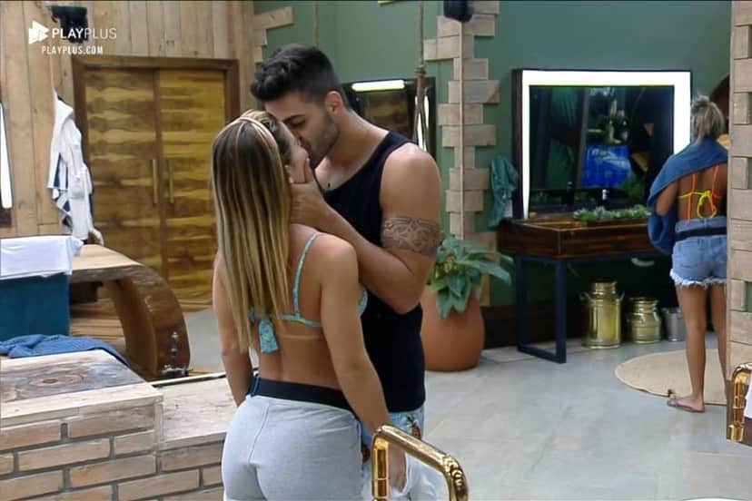 Aricia Silva e Neto foram um dos casais da edição de A Fazenda 11 (Reprodução: PlayPlus) Aricia Silva e Neto foram um dos casais da edição de A Fazenda 11 (Reprodução: PlayPlus)