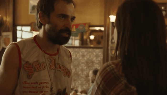 Julio Andrade vive Sinésio, irmão de Thelma (Adriana Esteves) em Amor de Mãe (Foto: Reprodução/Globo) Julio Andrade vive Sinésio, irmão de Thelma (Adriana Esteves) em Amor de Mãe (Foto: Reprodução/Globo)