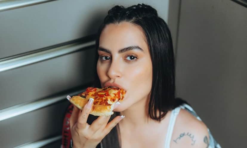 Cleo Pires surge comendo pizza e cai no gosto do publico Cleo Pires surge comendo pizza e cai no gosto do publico