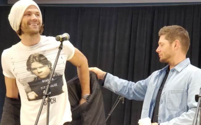 Jared Padalecki aparece vestido com camisa contendo imagem dele na prisão (Foto: Reprodução) Jared Padalecki aparece vestido com camisa contendo imagem dele na prisão (Foto: Reprodução)