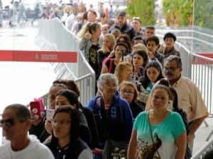 Fãs de Gugu aguardam na fila liberação da entrada do público no velório. Foto: Reprodução Fãs de Gugu aguardam na fila liberação da entrada do público no velório. Foto: Reprodução