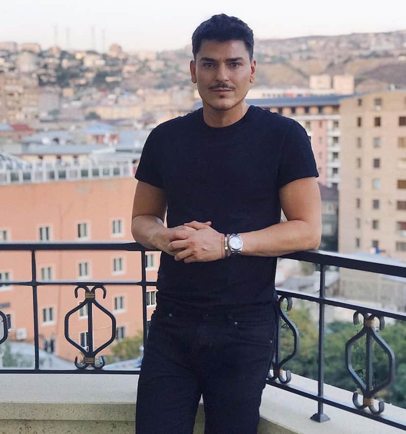 O famoso maquiador Mario Dedivanovic se assumiu como um homem gay durante premiação e surpreendeu à todos (Foto: Reprodução) O famoso maquiador Mario Dedivanovic se assumiu como um homem gay durante premiação e surpreendeu à todos (Foto: Reprodução)