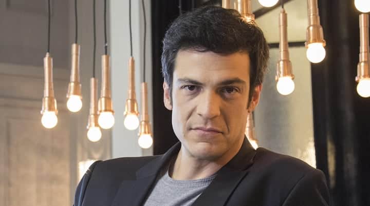 Mateus Solano faz peça de teatro nu, sofre acidente e parte íntima escapa da roupa Mateus Solano faz peça de teatro nu, sofre acidente e parte íntima escapa da roupa