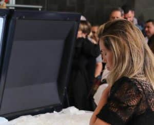 Renata Banhara ora próximo ao caixão de Gugu (Imagem: Instagram) Renata Banhara ora próximo ao caixão de Gugu (Imagem: Instagram)