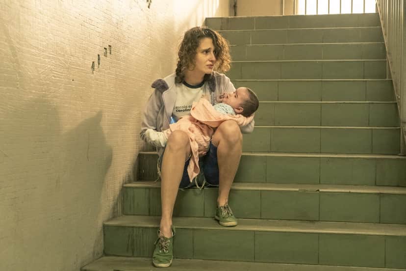 Carol Duarte como a mãe Solange em cena de Segunda Chamada (Foto: Reprodução) Carol Duarte como a mãe Solange em cena de Segunda Chamada (Foto: Reprodução)