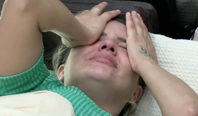 Thayse teme o que o público vai pensar sobre ela ter combinado voto para colocar o Diego e chorou em desabafo com Hariany no reality show da Record TV A Fazenda (Foto: Reprodução/ Record/ Play Plus) Thayse teme o que o público vai pensar sobre ela ter combinado voto para colocar o Diego e chorou em desabafo com Hariany no reality show da Record TV A Fazenda (Foto: Reprodução/ Record/ Play Plus)