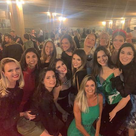 Luciana, mulher de Faustão, com as bailarinas na festa Foto: Reprodução/Instagram Luciana, mulher de Faustão, com as bailarinas na festa Foto: Reprodução/Instagram