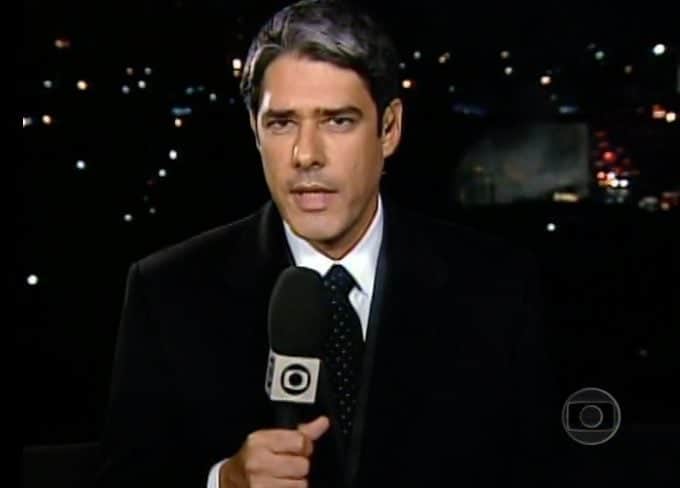 William Bonner apresenta JN em cima de prédio para cobrir acidente aeroporto de Congonhas, em 2007. Foto: Memória Globo William Bonner apresenta JN em cima de prédio para cobrir acidente aeroporto de Congonhas, em 2007. Foto: Memória Globo