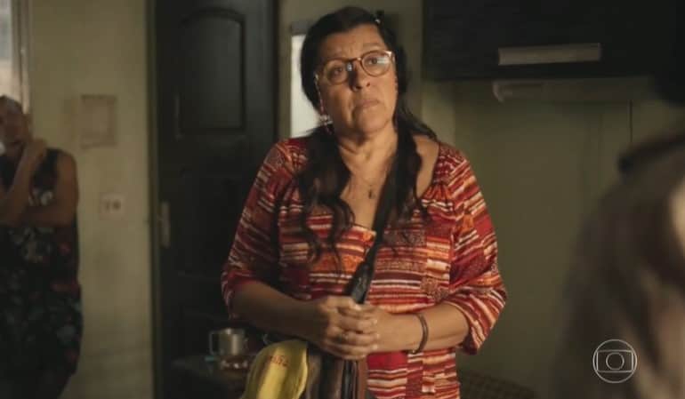 Regina Casé (Lurdes) em cena de Amor de Mãe, que caiu na audiência (Foto: Reprodução/Globo) Regina Casé (Lurdes) em cena de Amor de Mãe, que caiu na audiência (Foto: Reprodução/Globo)
