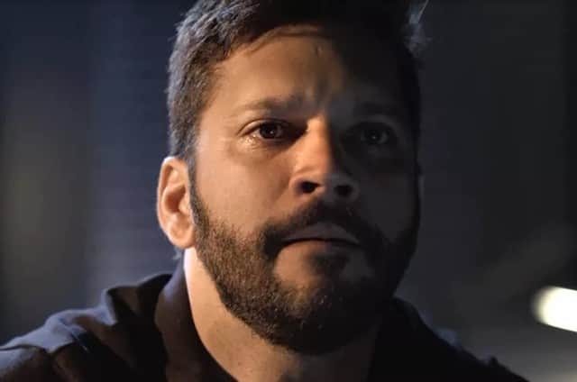 Diogo (Armando Babaioff) vai armar contra Marcos (Romulo Estrela) em Bom Sucesso, novela das sete da Globo (Foto: Reprodução/Globo) Diogo (Armando Babaioff) vai armar contra Marcos (Romulo Estrela) em Bom Sucesso, novela das sete da Globo (Foto: Reprodução/Globo)