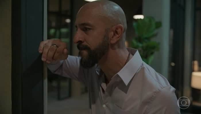 Álvaro (Irandhir Santos) descobrirá traição após flagra em Amor de Mãe (Foto: Reprodução/Globo) Álvaro (Irandhir Santos) descobrirá traição após flagra em Amor de Mãe (Foto: Reprodução/Globo)